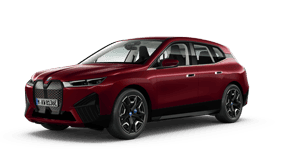 Rotes Auto mit BMW-Logo von schräg vorne, auf weißem Hintergrund.