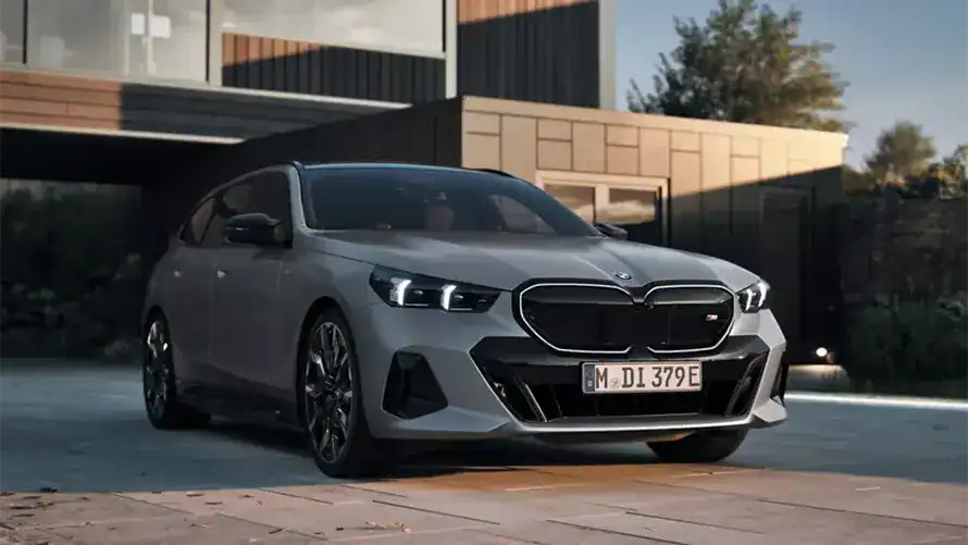 Grauer BMW Kombi vor modernem Gebäude bei Tageslicht, Mülheim.