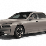 Silberner BMW i7, Seitenansicht, auf weißem Hintergrund.