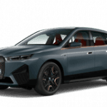 Silberner BMW iX M60, seitliche Ansicht, auf weißem Hintergrund.