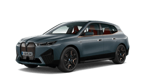 BMW iX M60 in Grau, seitliche Ansicht, auf weißem Hintergrund.