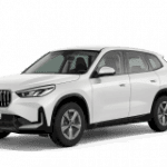 Weißer BMW SUV, seitliche Ansicht auf weißem Hintergrund.
