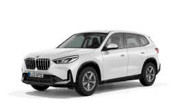 Weißer BMW-SUV auf weißem Hintergrund, schräg von vorne fotografiert.