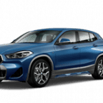 Blauer BMW SUV auf weißem Hintergrund.