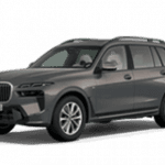 Grauer BMW X7 SUV auf weißem Hintergrund, seitliche Vorderansicht.
