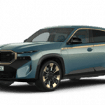 Blauer SUV mit BMW-Logo, seitliche Ansicht, auf weißem Hintergrund.