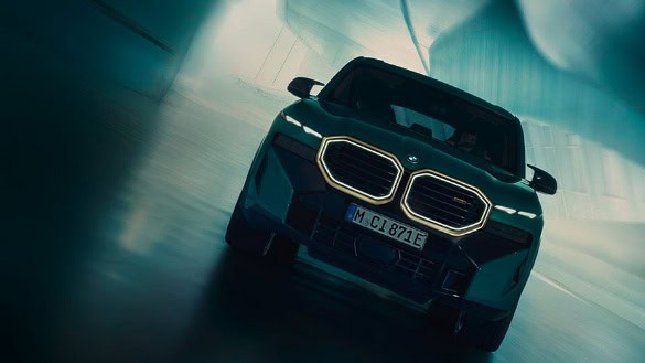 Ein BMW-Auto frontal in einem modernen, beleuchteten Tunnel.