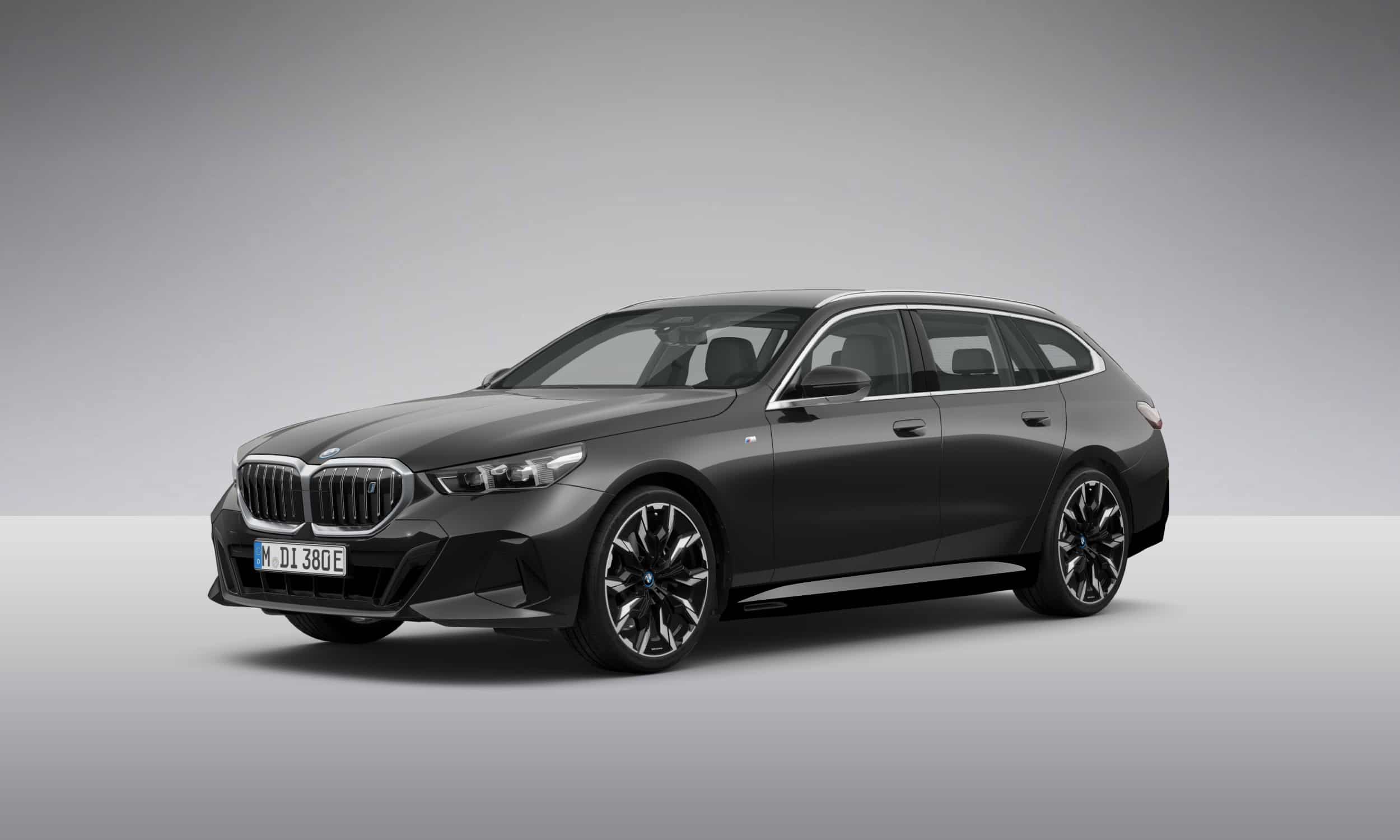 Grauer BMW-Kombi vor grauem Hintergrund. Fahrzeug von schräg vorn fotografiert.