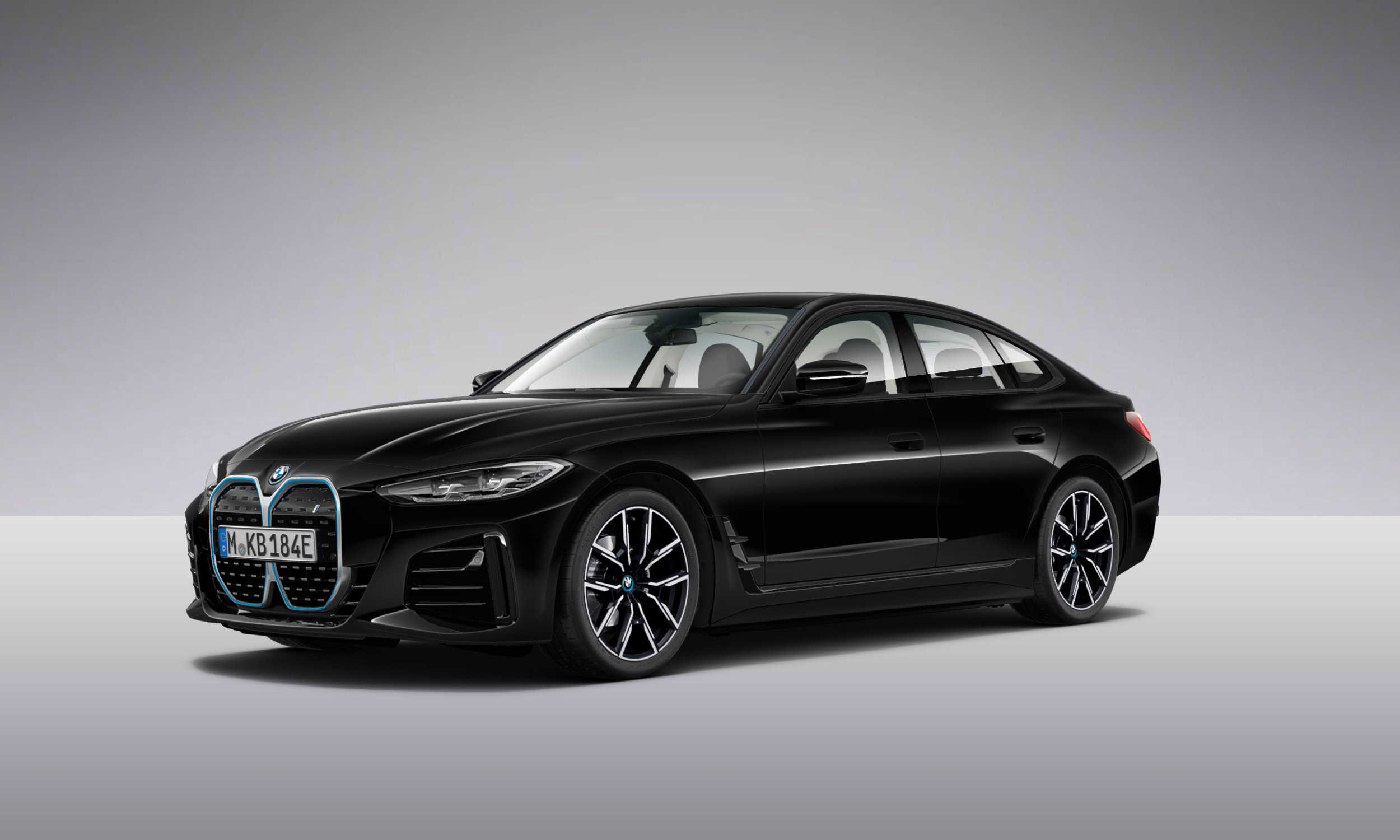Schwarzer BMW i4, seitlich, auf grauem Hintergrund.